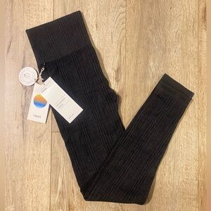 NWT Vuori Helix Seamless Texture Legging 7/8 Length Womens Small MSRP $98 Brown